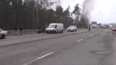 Moment Russian strikes hit civilian escape route in Irpin, Ukraine