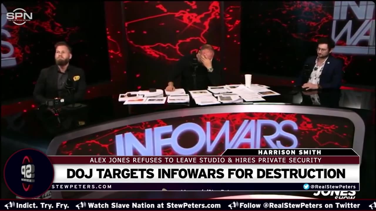 DOJ Wants InfoWars SHUT DOWN! Alex Jones’ REFUSES To Leave Studio During EMERGENCY Broadcast