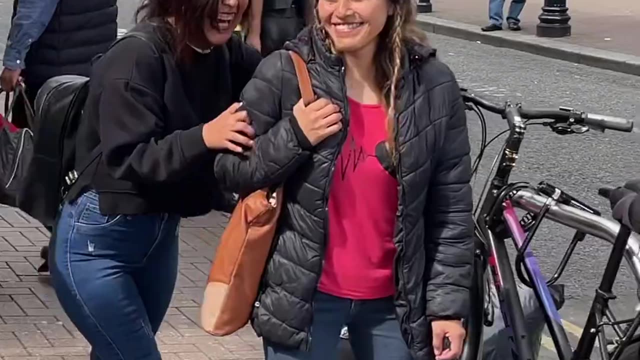 She couldn’t stop Laughing 😂 😆 💃💃