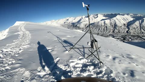 Backcountry Snowboarding a beautiful Day in Alaska