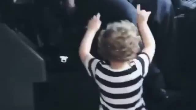 Driver stopped bus to perform amazing dance with little baby girl😍🔥