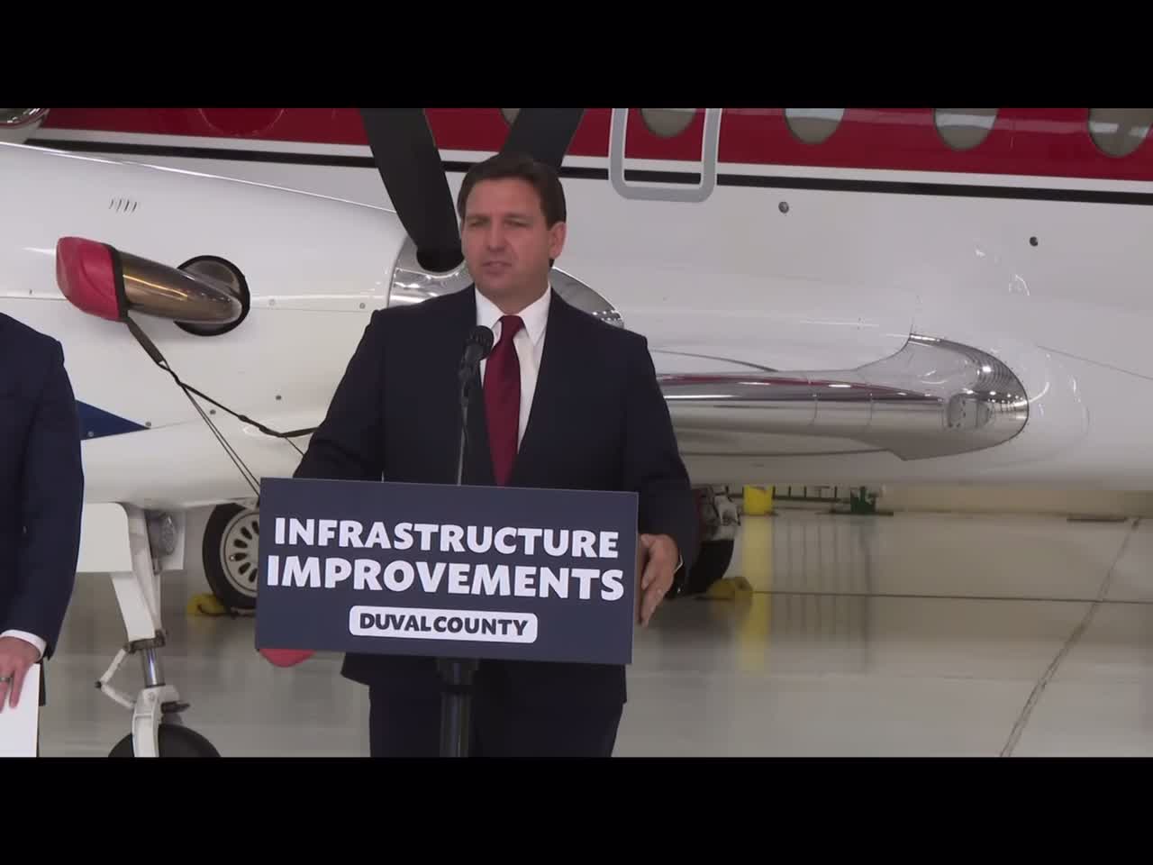 Florida Governor Ron DeSantis warns Apple not to de-platform Twitter