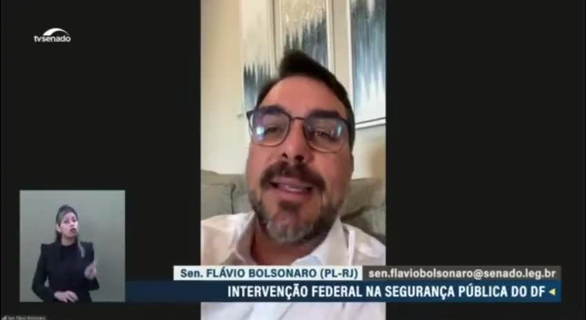 Flávio Bolsonaro explica o motivo de ter votado contra intervenção federal no DF
