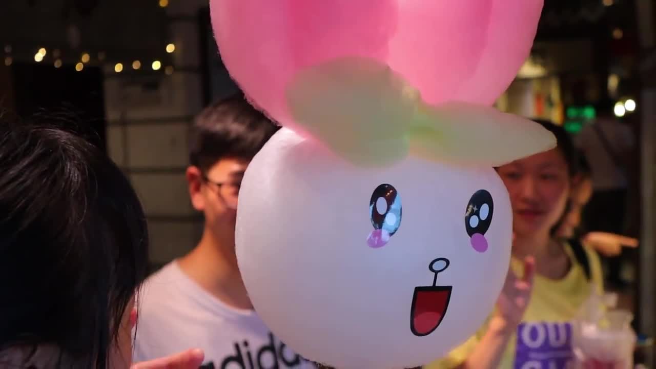Cotton candy made of colorful pieces / cotton candy art - chinese street food