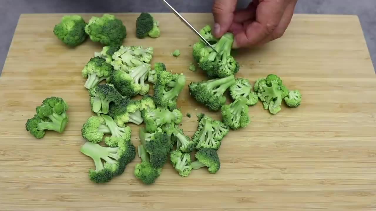 Recipe for mushrooms with broccoli in a pan.