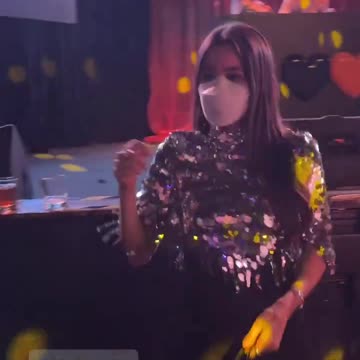 Taylor Lorenz Dances While Wearing A Medical Mask At The Pornhub Awards