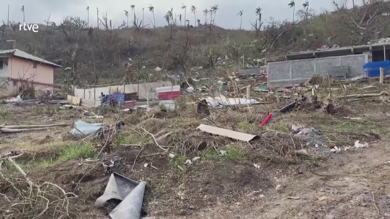 CICLÓN CHIDO: Los VECINOS de MAYOTTE reconstruyen sus CASAS tras el paso del TEMPORAL | RTVE