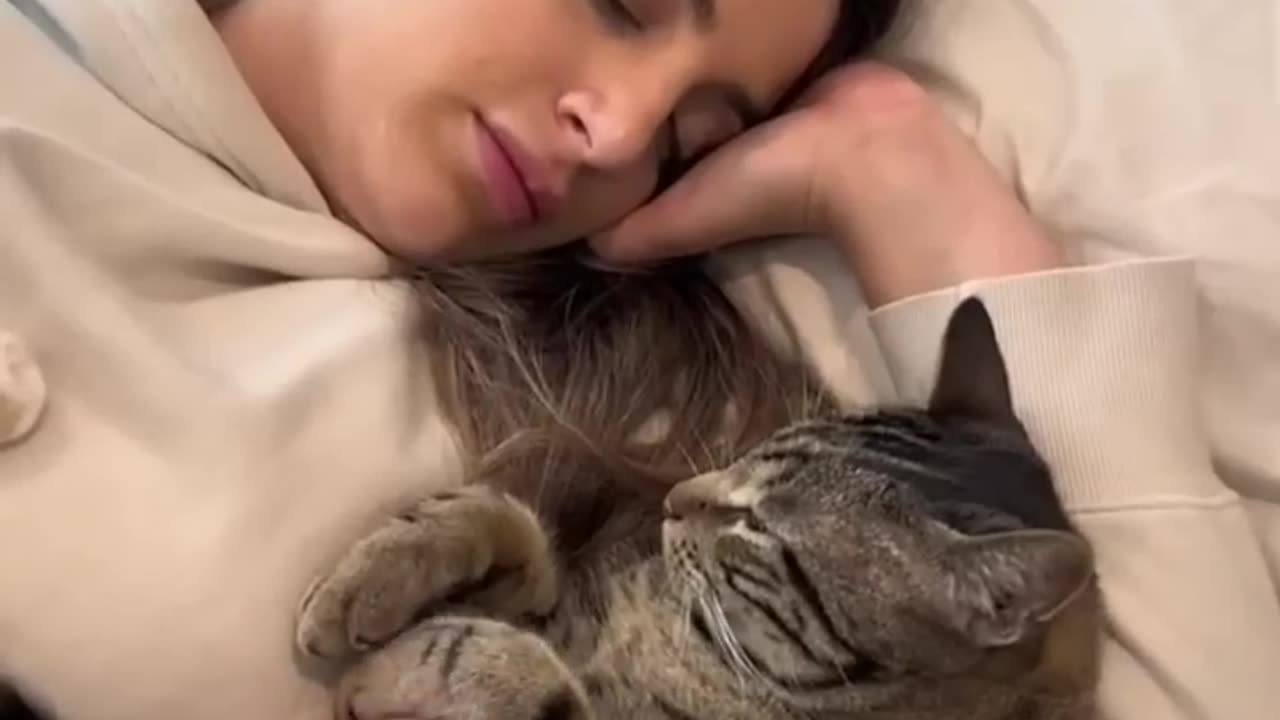 HE’S SO PROTECTIVE OVER HIS MOM 😭 | cat and mom love 😘