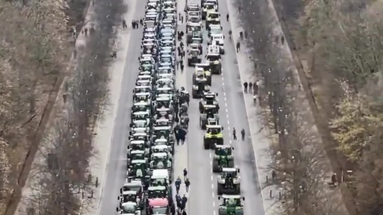 German farmers have gathered in their tractors for one final warning to the federal government.