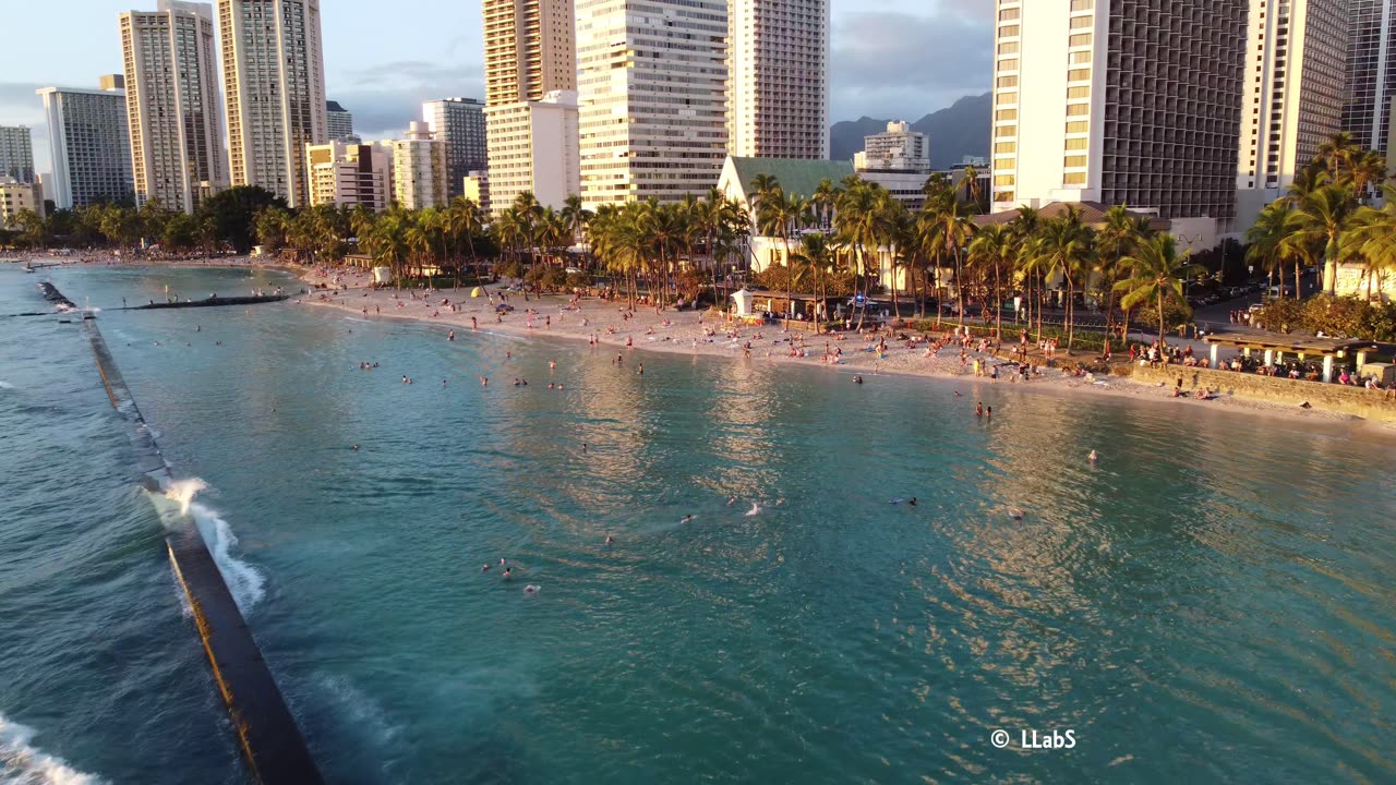 Beautiful Hawaii Waikiki beaches and Diamond Head Crater