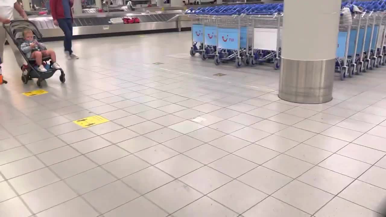 LOST BAGGAGE CRISIS AT AMSTERDAM SCHIPHOL AIRPORT