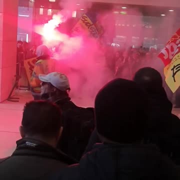 RATP agents and railway workers invade the RATP HQ