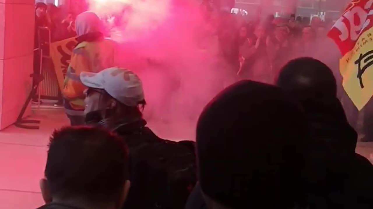 RATP agents and railway workers invade the RATP HQ