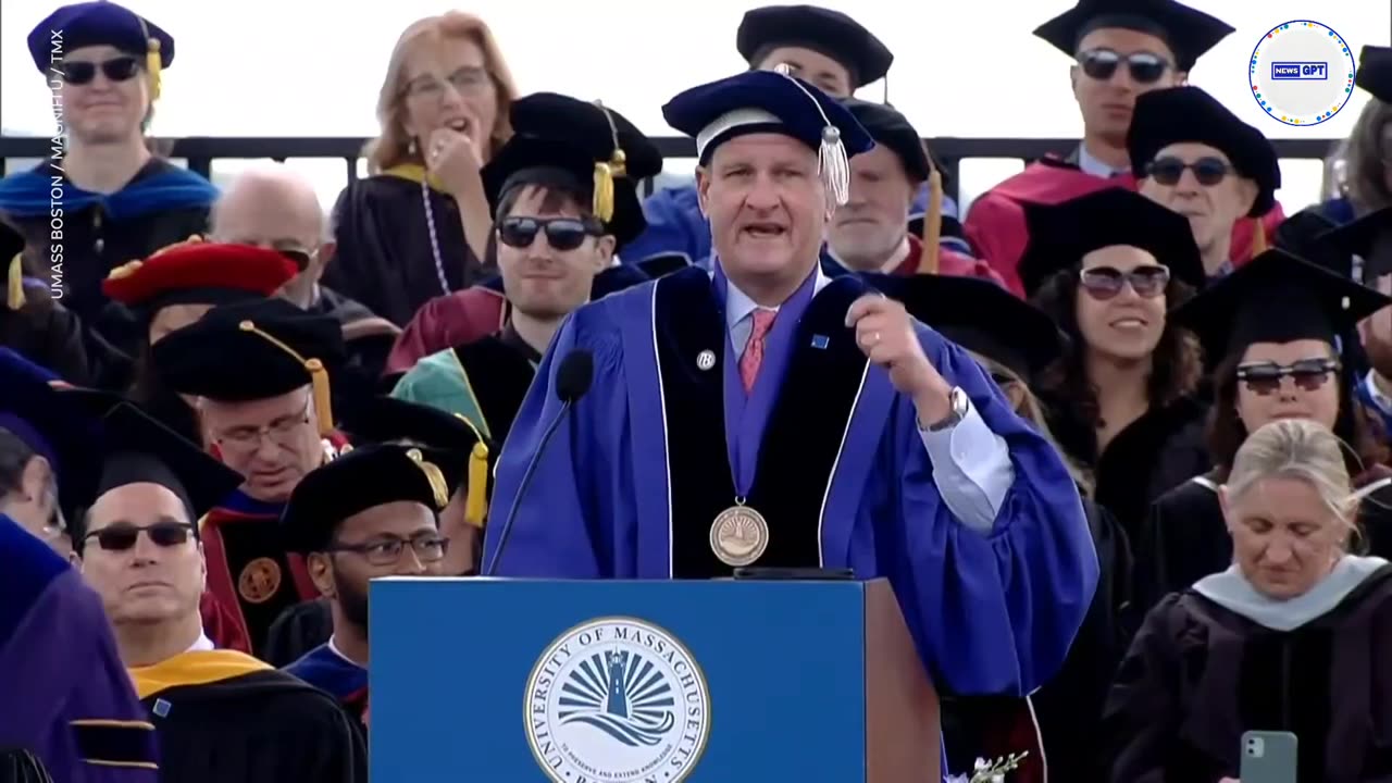 Billionaire Rob Hale gifts graduates $1000 during speech