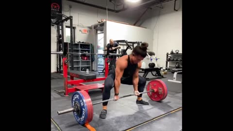 Woman Peeing All Over The Gym Every Time She Deadlifts