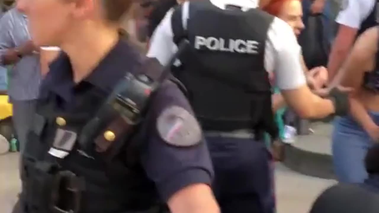 🇫🇷 Policjanci brutalnie aresztują mężczyznę z zespołem Downa na oczach jego matki.
