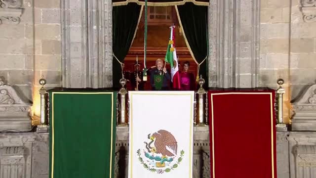 Thousands chant 'Viva Mexico!' to mark independence