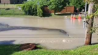 Water pipe broke and floods the street