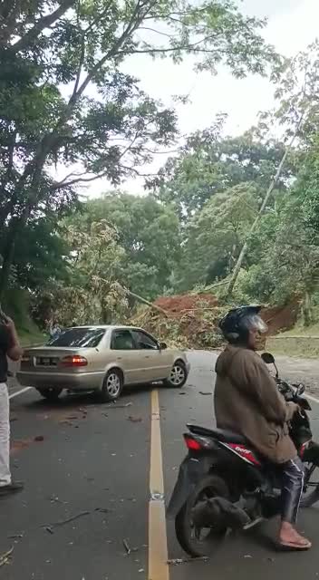 the Cianjur - Cipanas alternative route, West Java, was closed by landslides due to an earthquake