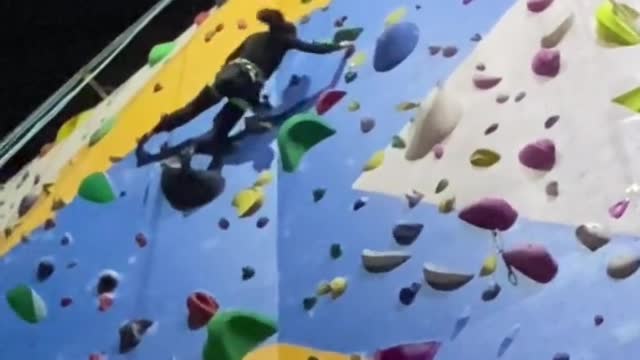 It's the first time to climb rock in autumn pants, difficulty 11B