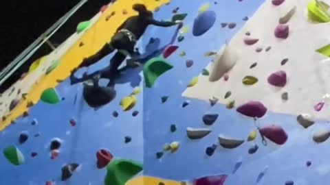 It's the first time to climb rock in autumn pants, difficulty 11B