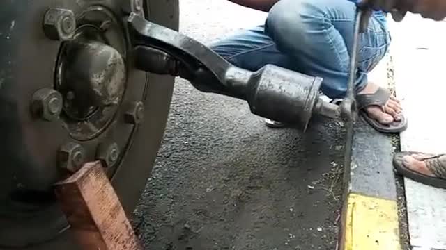Repair tool for wheel hub disassembly during process