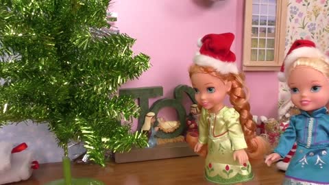 Christmas ! Elsa and Anna toddlers - what happens to Santa ? Gifts - decorations - tree