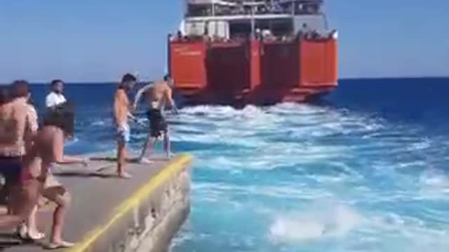 People jumping at the pier it's dangerous ðŸ¤