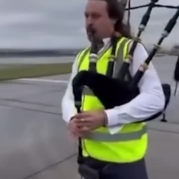 Snoop Dogg dances to bagpipes playing Still D.R.E. at Glasgow Airport