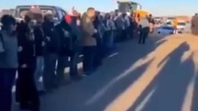 Milk River, Canada: Protesters link arms as police deployed (Feb. 11, 2022)