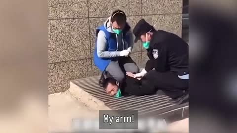 חדשות סין גבר סיני הוכה ברחוב על ידי המשטרה המקומית כי הלך להביא תרופה