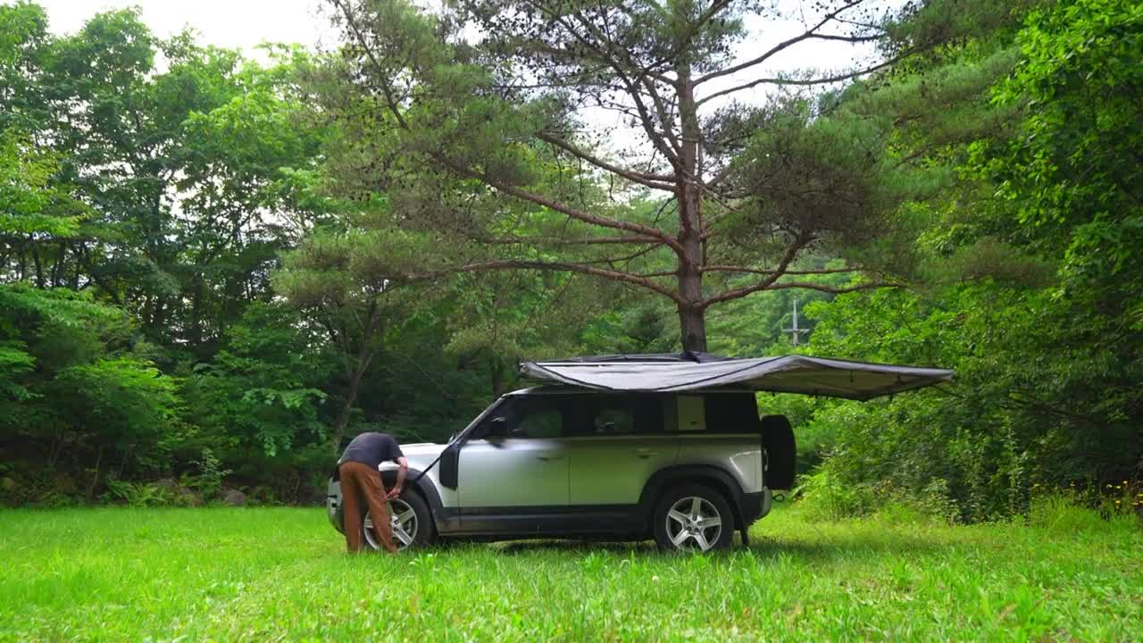 Being close to nature and relaxing in outdoor camping is more important than equipment