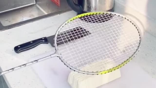 The racket can not only play ball but also cut tofu.