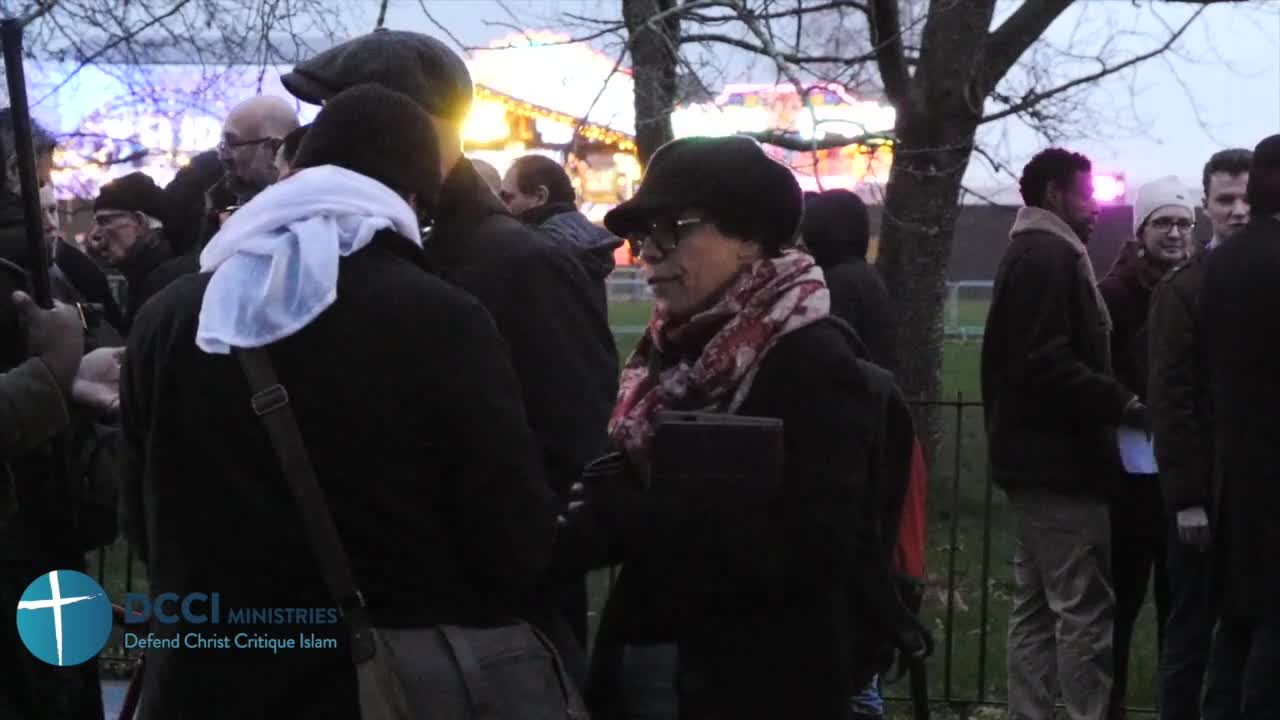 Dawah team confirms Allah prays upon Muhammad (and believers). DCCI Speakers Corner
