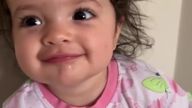 11 meses, 2 dentes, cabelo bagun?ado, e o melhor sorriso de bom dia do mundo ?? te amo Melissa!