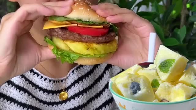 Cat Making Perfect Burger Is Better Than Fast Food!🍔