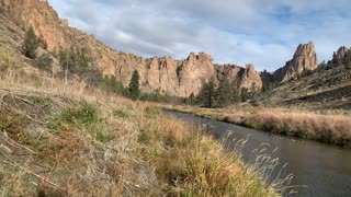 Central Oregon – Smith Rock State Park – Hiking Shoreline of Crooked River