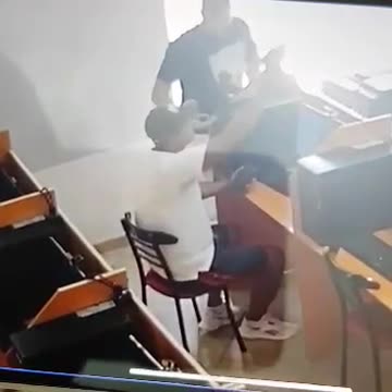 Momenti kur godet inxhinierin