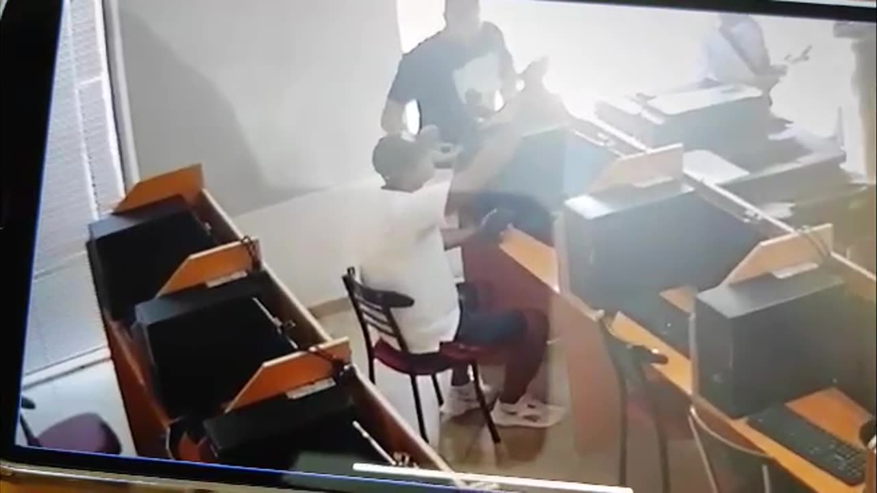 Momenti kur godet inxhinierin