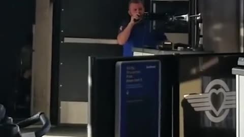 Southwest employee sings during power outage