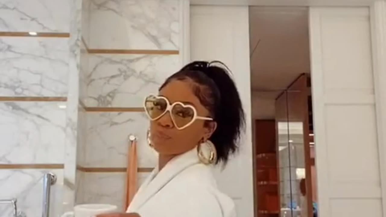 Saweetie Dancing in just a robe [Short]