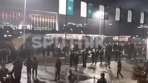 The protesters do not disperse in any way