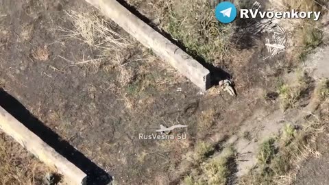 Russian Soldier smartly Gundown 2 Ukranian Soldiers from the Back | Graphic Content ⚠️