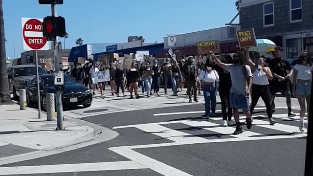 Gun pulled on BLM after they try to jump Newport beach real estate agent.