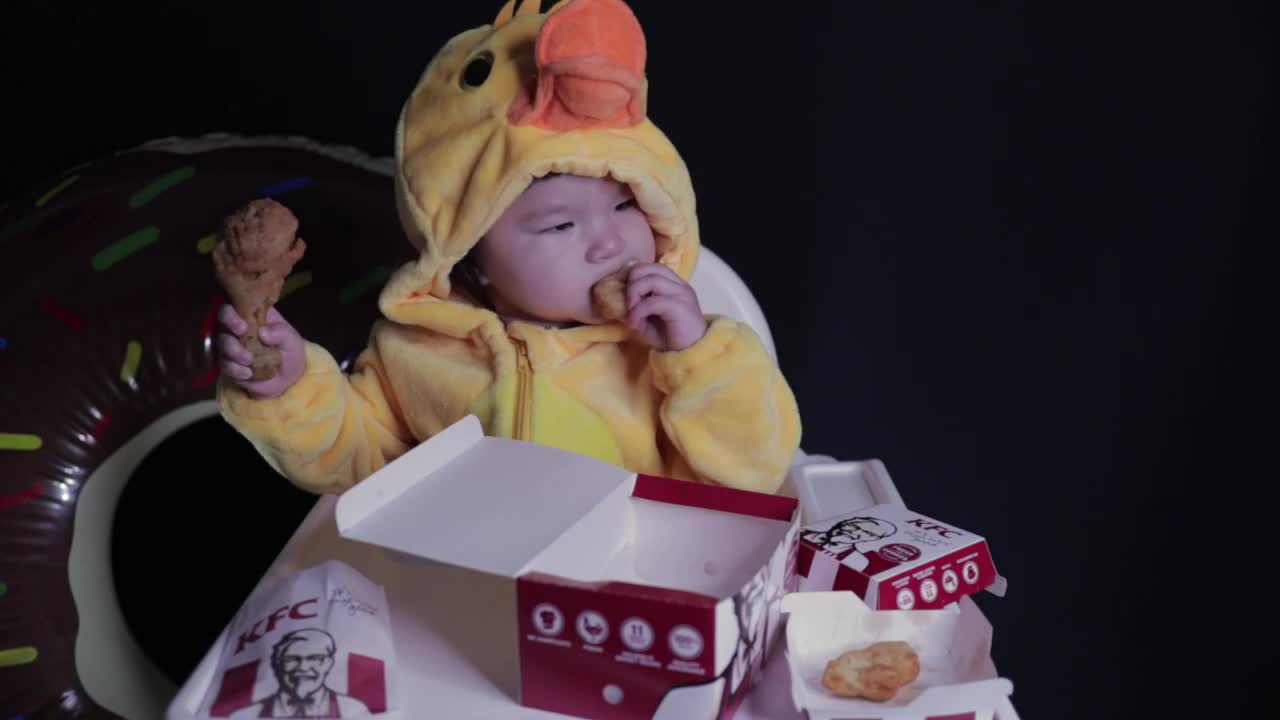 Baby eating KFC (CUTE BABY MUKBANG)