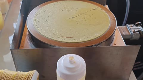 Thailand's Pandan Perfection: A Tropical Crepe Adventure with the Ultimate Crispy Base!