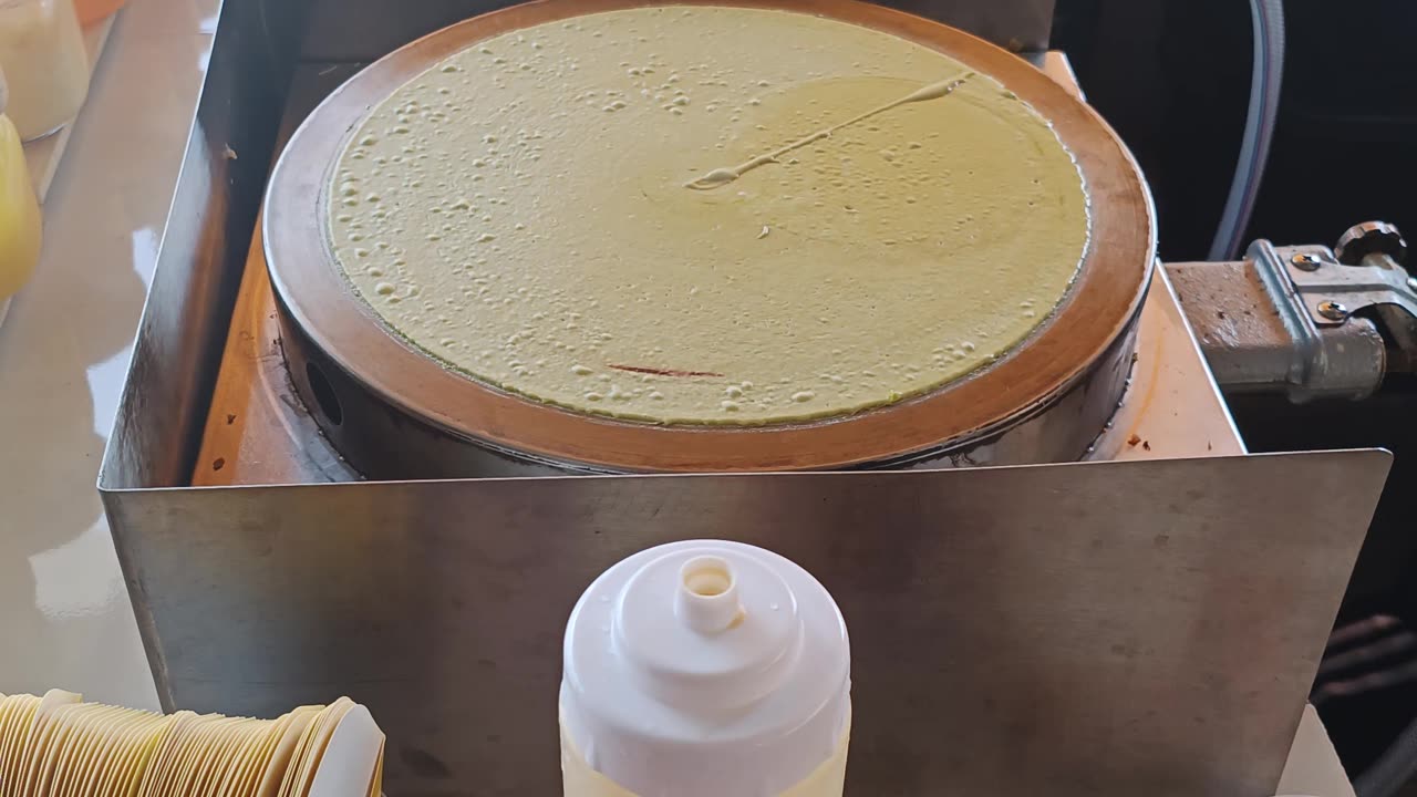 Thailand's Pandan Perfection: A Tropical Crepe Adventure with the Ultimate Crispy Base!