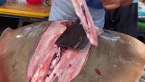 Great fish cutting skills 😱😱 