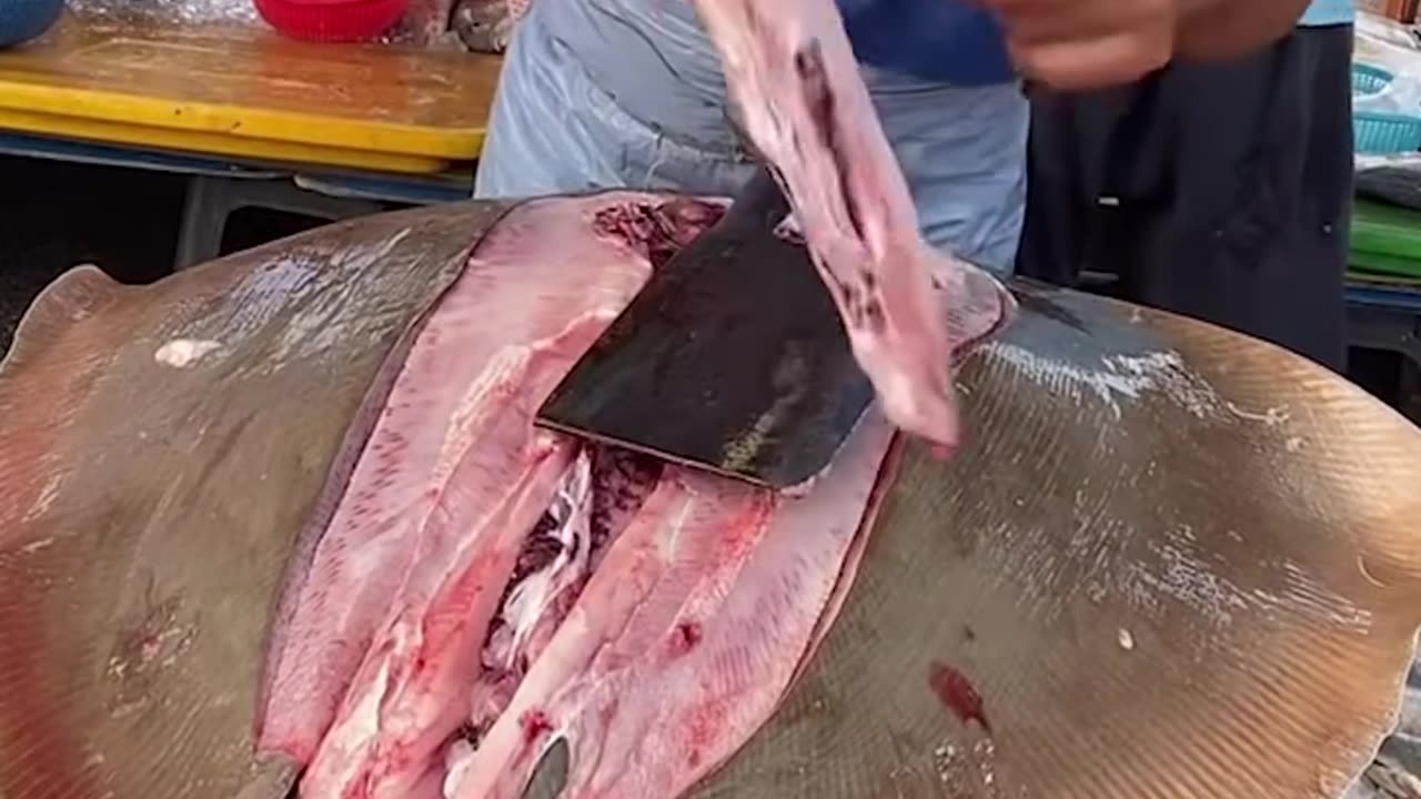 Great fish cutting skills 😱😱