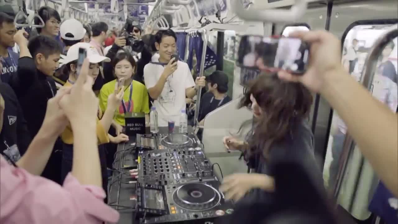 「レッド・ブル」が「山手線」の車内を走るライブハウスに!62 MINUTES YAMANOTE LOOP